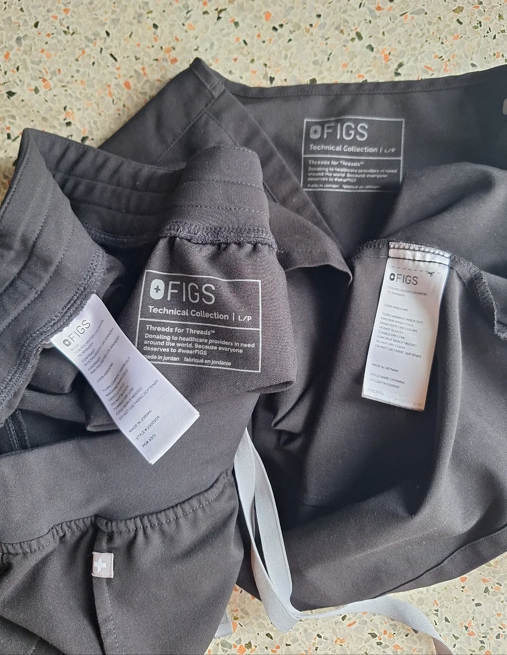 (Set) Figs Catrina One-Pocket Scrub Top & Figs Zamora Jogger Scrub Pants - Picture 7 of 7